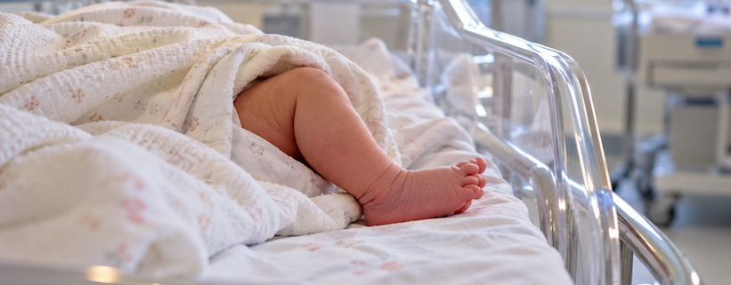 mamma a 59 anni piedino di neonato nella culla ospedaliera